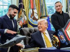Bojovník UFC z Bieleho domu dráždi Donalda Trumpa otázkou o „priateľovi“ v Oválnej pracovni UFC šampión ľahkej váhy Ilia Topuria (vľavo) a jeho súper Justin Gaethje (vpravo) s americkým prezidentom Donaldom Trumpom (Getty)