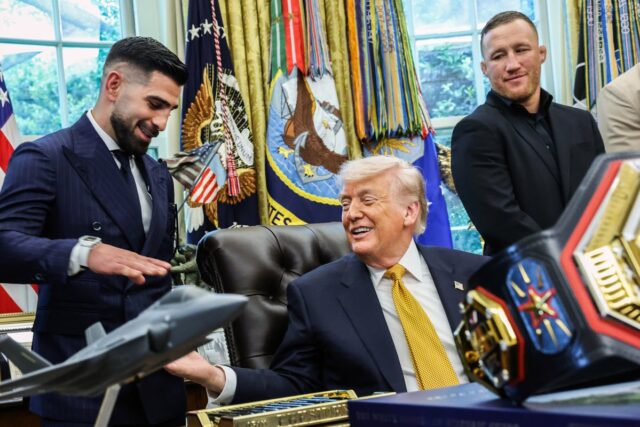 UFC šampión ľahkej váhy Ilia Topuria (vľavo) a jeho súper Justin Gaethje (vpravo) s americkým prezidentom Donaldom Trumpom (Getty)