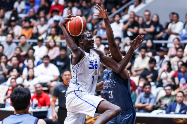 Bol Bol, TNT sa obracia späť na Meralca a odoberie Bol Bol z TNT Tropang 5G počas zápasu proti Meralco Bolts v semifinále PBA Commissioner's Cup v roku 2026.