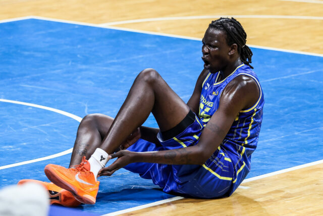 Bol Bol utrpel zranenie Achillovej chlopne a je pripravený o Import TNT Tropang 5G Bol Bol utrpel zranenie počas zápasu 2 semifinále PBA Commissioner's Cup vs Meralco Bolts.