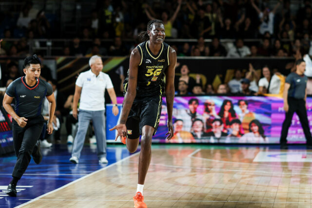 Bol Bol z TNT Tropang 5G počas zápasu proti NLEX Road Warriors vo štvrťfinále PBA Commissioner's Cup v roku 2026. 