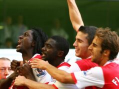 „Bol som vicemajster Premier League s Arsenalom – takto som zarobil 10 miliárd libier čistého majetku.“ Matthieu Flamini v obleku s úsmevom a pózuje so skríženými rukami