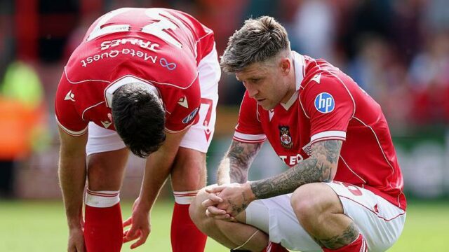 (Zľava doprava) Hráči Wrexhamu Kieffer Moore, Issa Kabore, Ben Sheaf a Liberato Cacace