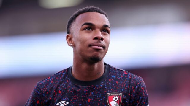 Bournemouth "znepokojený" môže prísť o Eliho Juniora Kroupiho ako očného Eli Junior Kroupi sa rozcvičuje pred zápasom v Bournemouthe