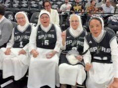 Božský zásah spôsobil, že Spurs dokonca napínajú sériu finále Západnej konferencie proti Thunder v rozhodujúcom 4. zápase po pomoci nečakaného zdroja Skupina miestnych mníšok bola stredobodom pozornosti, keď sledovali zápas San Antonio Spurs proti Oklahoma City Thunder v zápase 4 finále Západnej konferencie.