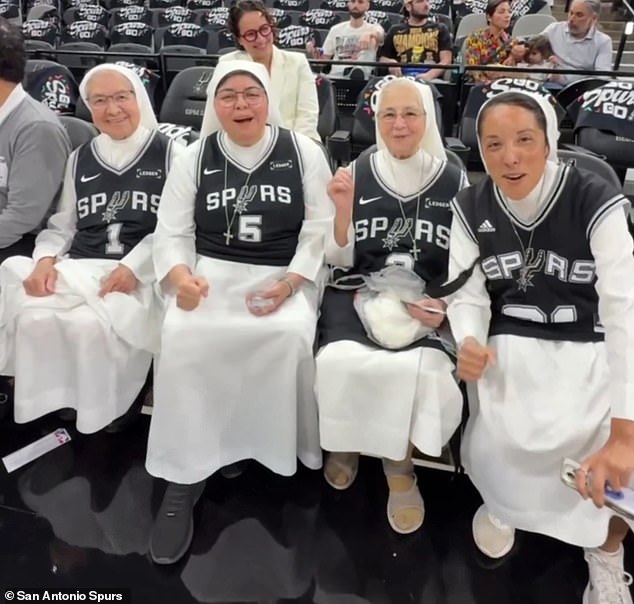 Božský zásah spôsobil, že Spurs dokonca napínajú sériu finále Západnej Skupina miestnych mníšok bola stredobodom pozornosti, keď sledovali zápas San Antonio Spurs proti Oklahoma City Thunder v zápase 4 finále Západnej konferencie.