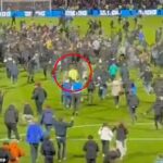 Zábery zverejnené na sociálnych sieťach ukázali, že brankár Stevenage Filip Marschall bol počas stredajšej invázie na trávniku porazený.