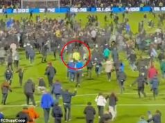 Brankár EFL sa po výhre Stockportu v semifinále play-off zrútil k zemi fanúšikom počas invázie na ihrisko Zábery zverejnené na sociálnych sieťach ukázali, že brankár Stevenage Filip Marschall bol počas stredajšej invázie na trávniku porazený.