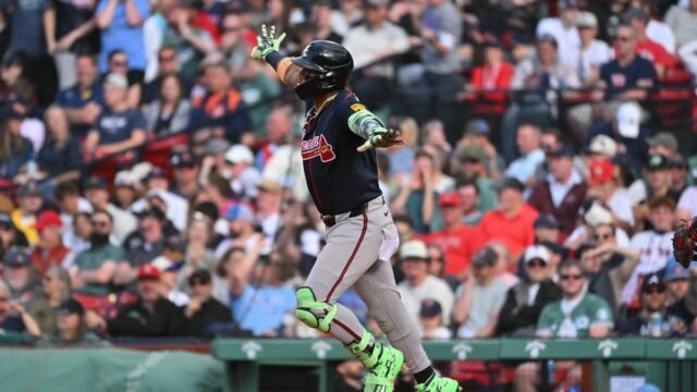 28. mája 2026; Boston, Massachusetts, USA; Pravý hráč v poli Atlanta Braves Ronald Acuna Jr. (13) oslavuje pri behu základnej časti po tom, čo zasiahol grandslamový zápas proti Boston Red Sox počas šiestej zmeny vo Fenway Parku. Povinný kredit: Eric Canha-Imagn Images