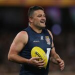 Veľký Carlton Brendan Fevola žije svoj najlepší život v roku 2026, vrátane účasti na nedávnom zápase Four'N Twenty Legends Game For Prostate Cancer (na obrázku)