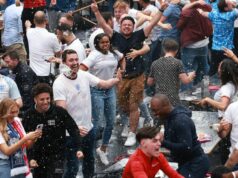Briti ovládli 11 olympijských bazénov chlastu v hodnote 3,8 miliardy libier Pivo začalo lietať, keď fanúšikovia oslavovali víťazstvo Anglicka v Boxparku v Croydone
