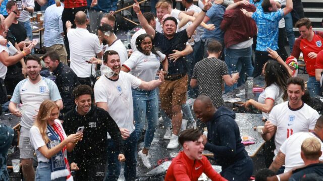 Briti ovládli 11 olympijských bazénov chlastu v hodnote 3,8 miliardy Pivo začalo lietať, keď fanúšikovia oslavovali víťazstvo Anglicka v Boxparku v Croydone