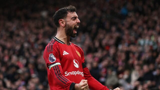MANCHESTER, ANGLICKO - 7. FEBRUÁRA: Bruno Fernandes z Manchestru United oslavuje strelenie druhého gólu svojho tímu počas zápasu Premier League medzi Manchestrom United a Tottenhamom Hotspur na Old Trafford 7. februára 2026 v Manchestri v Anglicku. (Foto: Carl Recine/Getty Images)