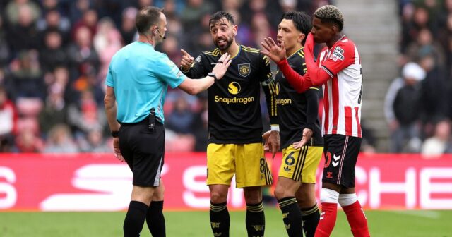 Bruno Fernandes dostal v Man Utd červenú kartu za "vystrašeného" rozhodcu | Futbal | Šport

