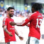 Bruno Fernandes (vľavo) prekonal Patricka Dorgu (vpravo) a prekonal rekord Premier League