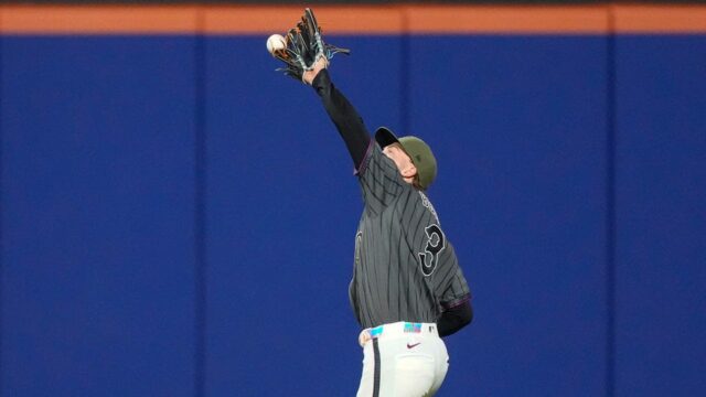 Brutálna chyba Carsona Bengeho nemôže zabrániť Metsovi, aby porazil Yankees Brutálna chyba Carsona Bengeho nemôže zabrániť Metsovi, aby porazil Yankees vo výhre 6:3