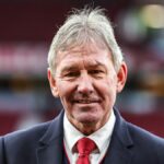 Bývalý hráč Manchestru United Bryan Robson počas zápasu Premier League medzi Manchestrom United a Leeds United na Old Trafford, Manchester, Spojené kráľovstvo, 13. apríla 2026