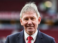 Bryan Robson povedal Man Utd, aby najali Michaela Carricka DNES v silnom odkaze na palubu Bývalý hráč Manchestru United Bryan Robson počas zápasu Premier League medzi Manchestrom United a Leeds United na Old Trafford, Manchester, Spojené kráľovstvo, 13. apríla 2026