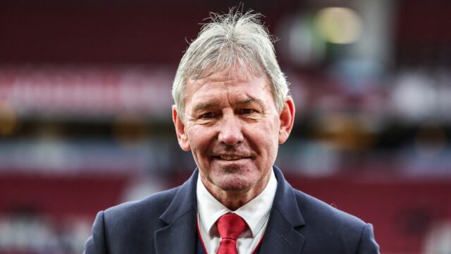 Bývalý hráč Manchestru United Bryan Robson počas zápasu Premier League medzi Manchestrom United a Leeds United na Old Trafford, Manchester, Spojené kráľovstvo, 13. apríla 2026