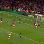 Bukayo Saka dáva Arsenalu rozhodujúci náskok pred Atleticom