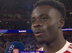 Bukayo Saka sa sťažuje televíznemu reportérovi chvíľu po tom, čo Arsenal porazil Atletico Madrid Bukaya Saka povedal, že by radšej oslavoval so svojimi spoluhráčmi z Arsenalu, keďže s ním robili rozhovory chvíľu po hvizde na plný úväzok.