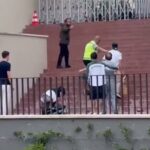 Lucas Torreira (vpravo) stíha po tom, ako ho pred nákupným centrom v Istanbule napadol muž