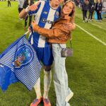Bývalej hviezde Premier League Janovi Bednárekovi sa údajne vyhrážal nožom votrelec, ktorý z ich domu odišiel so šperkami v hodnote 130 000 libier.