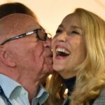 Rupert Murdoch bozkáva Jerryho Halla v roku 2015