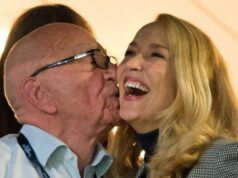 Bývalý manžel hviezdy Celebrity Traitors sa pokúsil kúpiť Man Utd a bola prijatá úžasná ponuka 623 miliónov libier Rupert Murdoch bozkáva Jerryho Halla v roku 2015