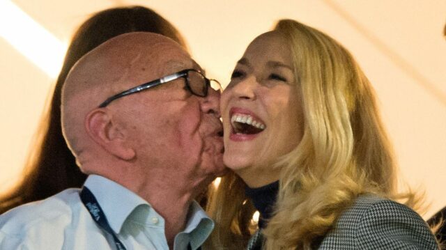 Rupert Murdoch bozkáva Jerryho Halla v roku 2015