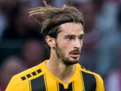 Bývalý medzinárodný futbalista bojuje o život po hororovej nehode na motorke Marios Oikonomou v akcii za AEK Atény