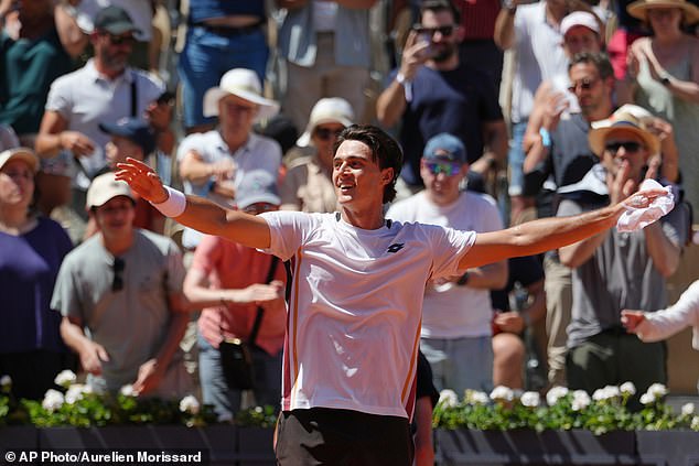 Bývalý svetový hráč číslo 1 Daniil Medvedev má na kurte Svetová 97-ka Adam Walton (na snímke) šokoval tenisový svet, keď na Roland Garros porazil svetovú 8-ku Daniila Medvedeva