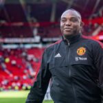 MANCHESTER, ANGLICKO - 31. JÚLA: Tréner tímu Manchester United Strikers Benni McCarthy reaguje na záver prípravného prípravného zápasu medzi Manchestrom United a Rayom Vallecanom na Old Trafford 31. júla 2022 v anglickom Manchestri. (Foto: Ash Donelon/Manchester United cez Getty Images)