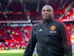 Bývalý tréner Man Utd chce prácu Blackburn Rovers, pretože pre klub „položí život“ MANCHESTER, ANGLICKO - 31. JÚLA: Tréner tímu Manchester United Strikers Benni McCarthy reaguje na záver prípravného prípravného zápasu medzi Manchestrom United a Rayom Vallecanom na Old Trafford 31. júla 2022 v anglickom Manchestri. (Foto: Ash Donelon/Manchester United cez Getty Images)