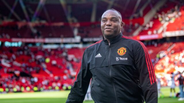 MANCHESTER, ANGLICKO - 31. JÚLA: Tréner tímu Manchester United Strikers Benni McCarthy reaguje na záver prípravného prípravného zápasu medzi Manchestrom United a Rayom Vallecanom na Old Trafford 31. júla 2022 v anglickom Manchestri. (Foto: Ash Donelon/Manchester United cez Getty Images)
