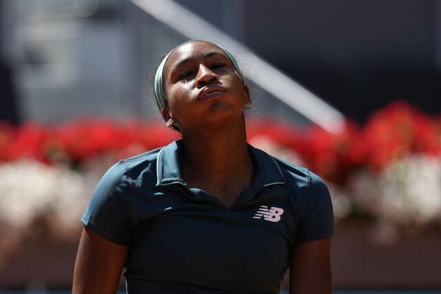 Mutua Madrid Open 2026 – 7. deň Coco Gauffová zo Spojených štátov sa zdá byť vyčerpaná po tom, čo porazila Soranu Cirsteaovú z Rumunska počas zápasu vo dvojhre žien v siedmy deň turnaja Mutua Madrid Open v La Caja Magica 26. apríla 2026 v Madride v Španielsku. Madrid Madrid Španielsko PUBLICATIONxNOTxINxFRA Copyright: xMiguelxReisx originalFilename:reis-notitle260426_npkVS.jpg