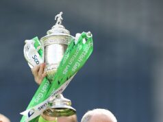 CELTIC 3 DUNFERMLINE 1: Martin O’Neill vytiahol zázračný double v lige a Škótskom pohári… a pevne tvrdí, že zostane ako manažér Martin O'Neill dvíha Škótsky pohár, týždeň po zisku titulu Premiership