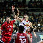 Rain or Shine Caelan Tiongson z Elasto Painters počas zápasu s Barangay Ginebra Gin Kings v semifinálovom zápase PBA Commissioner's Cup 2026.