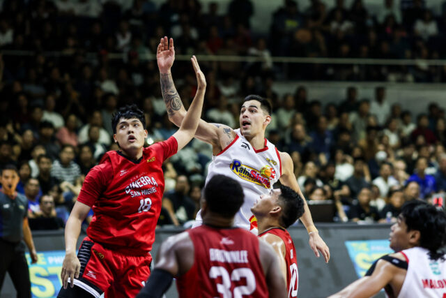 Caelan Tiongson označil hru 5 za „super samozrejmú“ Rain or Shine Caelan Tiongson z Elasto Painters počas zápasu s Barangay Ginebra Gin Kings v semifinálovom zápase PBA Commissioner's Cup 2026.