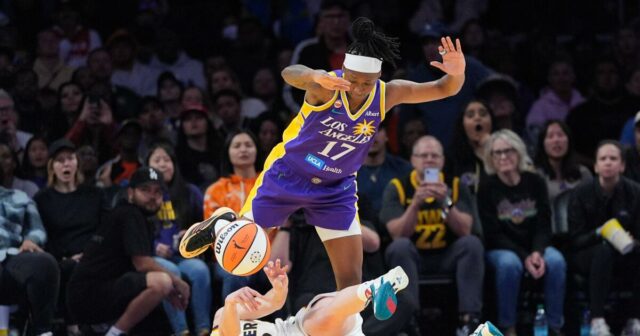 Caitlin Clark a Indiana Fever vyhrávajú nad Sparksom
