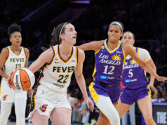 Caitlin Clark a Kelsey Mitchell vedú Fever pred Sparksom Caitlin Clark zaznamenala 24 bodov a deväť asistencií, Kelsey Mitchell pridala 23 bodov a Indiana Fever zdolala v stredu večer vo WNBA Los Angeles Sparks 87:78.