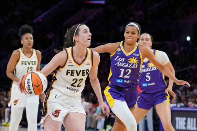 Caitlin Clark zaznamenala 24 bodov a deväť asistencií, Kelsey Mitchell pridala 23 bodov a Indiana Fever zdolala v stredu večer vo WNBA Los Angeles Sparks 87:78.