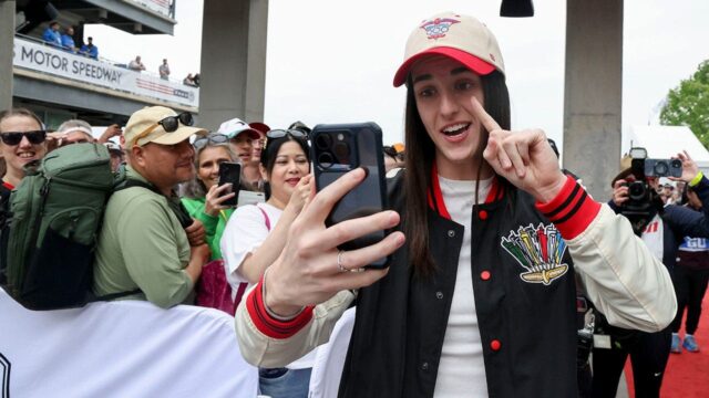 Caitlin Clark hovorí vodičom Indy 500, aby naštartovali svoje autá ako veľký maršál
