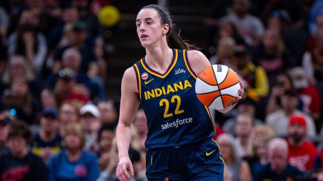 Caitlin Clark sa vracia po zranení chrbta a vedie Fever po Valkyries 90:82

