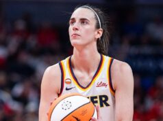 Caitlin Clarková opúšťa prípravný zápas po kolízii s obrancom Wings Caitlin Clarková opúšťa prípravný zápas po kolízii s obrancom Wings