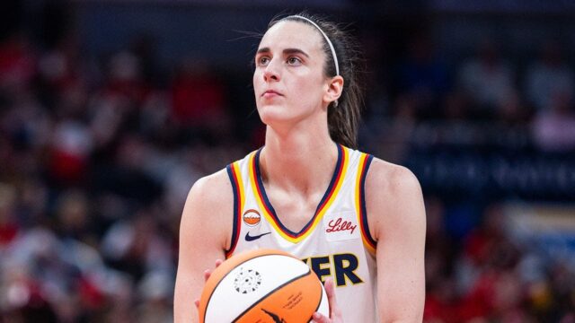 Caitlin Clarková opúšťa prípravný zápas po kolízii s obrancom Wings

