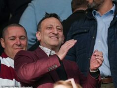 Calum Crowe: Medzi Tonym Bloomom a Derekom McInnesom našli Hearts dokonalú rovnováhu. Teraz sa môžu zapísať do histórie Tony Bloom si v pondelok vychutnal víťazstvo Hearts 2:1 nad Rangers na ihrisku Tynecastle