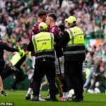 Lawrence Shankland musí byť na konci zápasu eskortovaný z ihriska kvôli vlastnej ochrane
