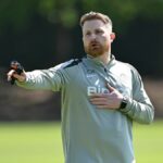 Dočasný hlavný tréner Calum McFarlane z Chelsea gestikuluje počas tréningu na Chelsea Training Ground 24. apríla 2026 v Cobhame v Anglicku