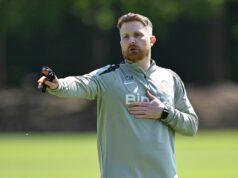 Calum McFarlane upustil od prvých správ tímu Chelsea náznak piatich vecí, ktoré sme si všimli na tréningu Dočasný hlavný tréner Calum McFarlane z Chelsea gestikuluje počas tréningu na Chelsea Training Ground 24. apríla 2026 v Cobhame v Anglicku
